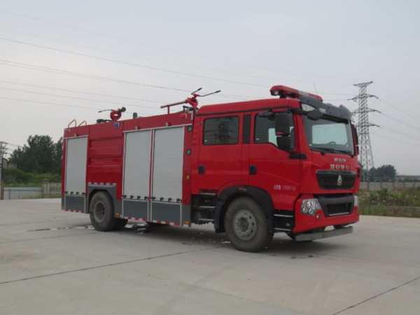 国五重汽干粉水联用消防车（7吨）：
